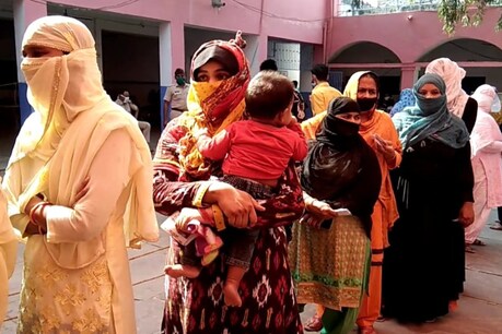 दोपहर बाद मतदान केन्द्रों पर भीड़ उमड़ पड़ी. कोटा में एक मतदान केन्द्र पर कतार में लगे मतदाता.
