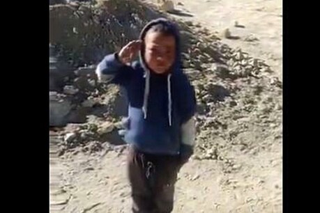 लद्दाखी के छोटे बच्चे का आईटीबीपी को सलामी देते वीडियो सोशल मीडिया पर वायरल हुआ था. (स्क्रीनशॉट आईटीबीपी के अकाउंट से शेयर वीडियो का है.)