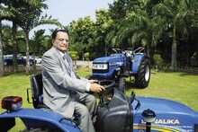 LIC एजेंट ने ऐसे खड़ी की करोड़ों रुपये ट्रैक्टर बनाने वाली कंपनी सोनालिका