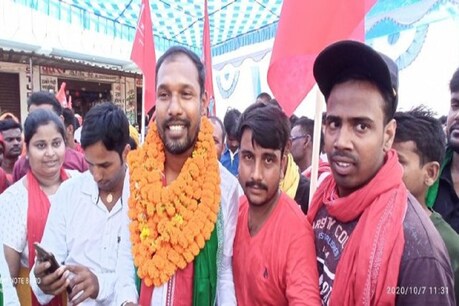 भोजपुर जिले में नामांकन के दौरान गिरफ्तार हुआ माले का प्रत्याशी मनोज मंजिल (फोटो- सोशल मीडिया)