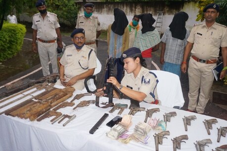 मुंगेर में मिनी गन फैक्टरी से जब्त किए गए हथियारों का प्रदर्शन करतीं एसपी लिपि सिंह.