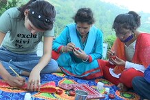 कुमाऊं की ऐपण कला से दिये ऐसे सजा रही हैं ये युवतियां कि आपकी भी दीपावली हो जाएगी खास... देखें तस्वीरें