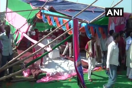 मंच पर भार अधिक हो जाने क वजह से वो गिर गया जिसमें पप्पू यादव समेत कई लोगों को चोटें आई हैं (फोटो: ANI)