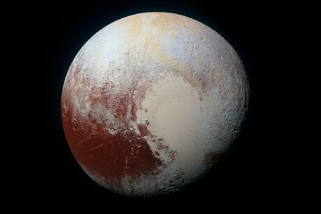 प्लूटो (Pluto) के पर्वतों (Mountain) पर भी खास बर्फ (Ice) की चादरें छाई रहती हैं. (तस्वीर: Pixabay)