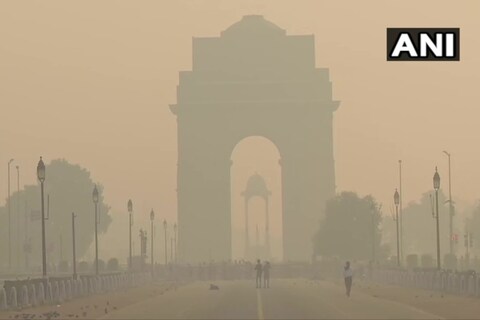 दिल्ली में वायु प्रदूषण का स्तर खतरनाक स्तर पर पहुंच गया है.