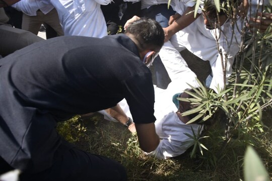 ग्रेटर नोएडा स्थित एक्सप्रेस-वे पर पुलिस की धक्का-मुक्की से राहुल गांधी जमीन पर गिर पड़े.