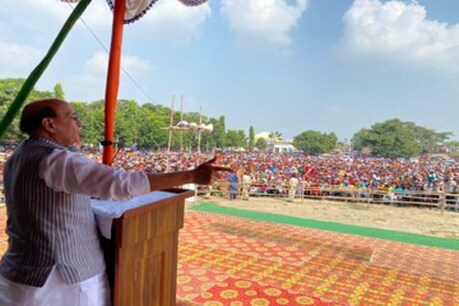 रक्षा मंत्री राजनाथ सिंह ने बिहार के विकास के लिए एनडीए की सरकार को जरूर बताते हुए लोगों से उन्हें वोट देने की अपील की