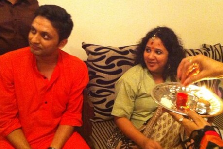 तनिष्क विवाद: जीशान अय्याशी की पत्नी रसिका अगाशे ने शेयर की गोदभराई की तस्वीर, पढ़ाया पाठ तनिष्क विवाद: जीशान अय्याशी की पत्नी रसिका अगाशे ने शेयर की गोदभराई की तस्वीर, पढ़ाया पाठ