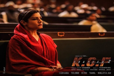 रवीना टंडन ने अपने बर्थडे पर यश-संजय दत्त स्टारर फिल्म KGF Chapter 2 से अपना फर्स्ट लुक शेयर किया है.