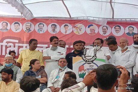 मंच से लोगों को संबोधित करते सज्जन सिंह वर्मा.