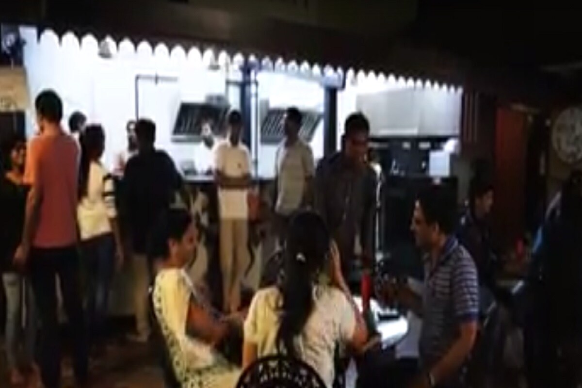 इस रेस्टोरेंट में आप खाना जितना खाना चाहें खा लें, लेकिन बिल आप अपनी मर्जी के हिसाब से देते हैं.seva cafe restaurant in Gujarat, special restaurant of ahmedabad, cheapest restaurant in ahmedabad, unique restaurant in ahmedabad, seva cafe, Guajarat food latest news, pay Bill, Empty Envelope, ngo, रेस्टोरेंट, सेवा कैफे, गिफ्ट इकॉनमी, रेस्टोरेंट , खाना जितना खाना चाहें खा लें, लेकिन बिल आप अपनी मर्जी के हिसाब से दें. India s unique and cheapest restaurant eat as much as you want but pay money at will seva cafe Ahmedabad nodrss