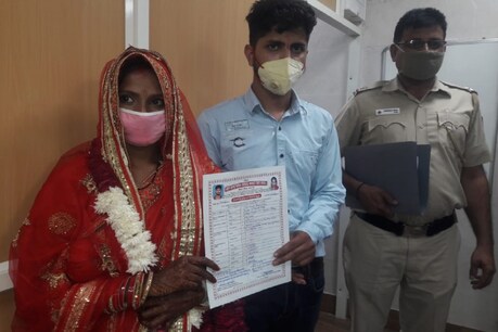 शादी करने के बाद पुलिस थाने में खड़े दूल्हा-दुल्हन