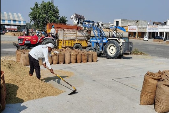 सोनीपत अनाजमंडी में अनाज लेकर पहुंचे किासान.