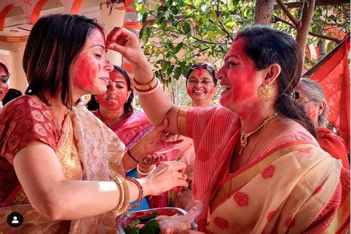 Sindoor Khela 2020 Celebrity-Inspired Look: Bipasha, Jacqueline, Sushmita  and Sonakshi, Ace Your Lal Paad Shada Saree for Bijoya Dashami Just Like  These Beauties | 👗 LatestLY