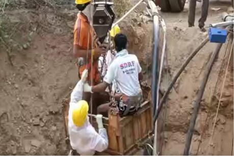 बुधवार शाम तक कुएं में करीब 20 फीट पानी कम हुआ, जबकि उसमें पानी 50 फीट तक था.