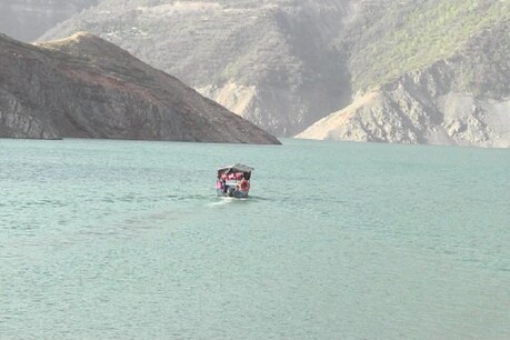 टिहरी झील से सटे करीब दर्जन भर गांवों के लोगों के लिए शहर से जुड़ने का आसान ज़रिया रही हैं फेरी बोट. (फ़ाइल फ़ोटो)