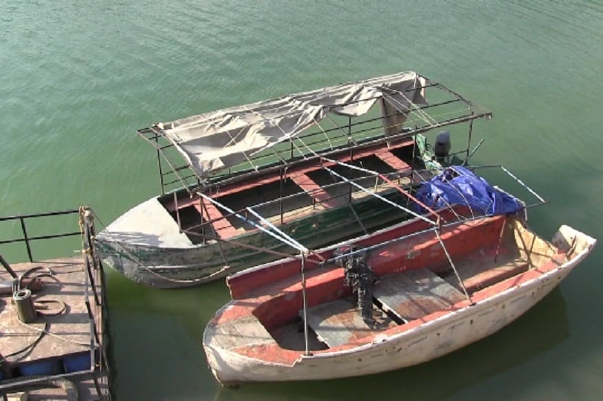 Tehri ferry boats, पुनर्वास निदेशालय के भुगतान न करने की वजह से बोट मालिकों ने इनका संचालन बंद कर दिया है.