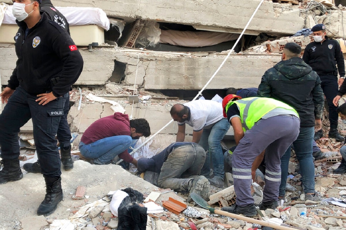 PHOTOS: तुर्की और ग्रीस में भूकंप के जोरदार झटके, 22 मरे और 700 से ज्यादा घायल