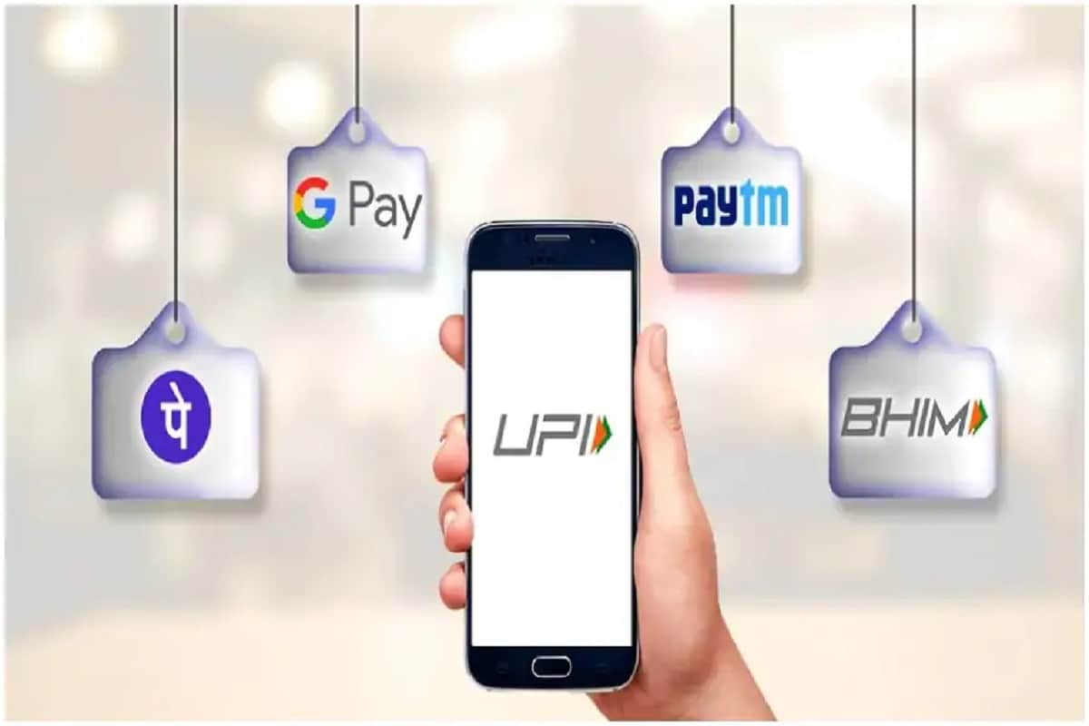  अगर आप भी स्मार्टफोन से रोजाना इस्तेमाल होने वाली चीजों का पेमेंट करते हैं तो UPI से आपका वास्ता जरूर पड़ा होगा. मोबाइल प्लेटफ़ॉर्म से किसी दूसरे बैंक अकाउंट में पैसे ट्रांसफर करने के लिए यूनिफाइड पेमेंट इंटरफेस या UPI का इस्तेमाल किया जाता है.यह ऐसा कॉन्सेप्ट है, जो कई बैंक अकाउंट को एक मोबाइल एप्लीकेशन के जरिये रकम ट्रांसफर करने की इजाजत देता है. इसे नेशनल पेमेंट कॉर्पोरेशन ऑफ़ इंडिया (NPCI) ने विकसित किया है. इसका नियंत्रण रिजर्व बैंक और इंडियन बैंक एसोसियेशन के हाथ में है.