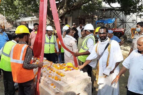 वैदिक रीति-रिवाज के साथ शुरू हुआ पत्थरों को ले जाने का काम