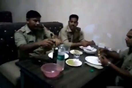 वर्दी के नशे में चूर दारोगाओं ने खूब छलकाए जाम