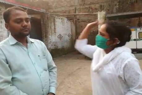 जब थाने में सरेआम SO के सामने युवती ने मनचले को जड़ा थप्पड़