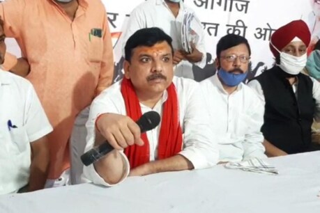 योगी जी इस्तीफा देकर मठ लौट जाएं
