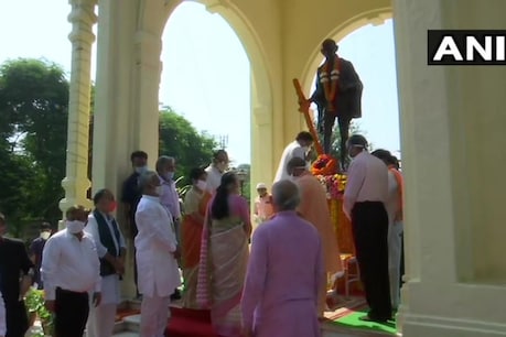 बापू की जयंती पर CM योगी ने चरखा चलाकर दी श्रद्धांजलि, कहा- सम्पूर्ण विश्व को मिली प्रेरणा