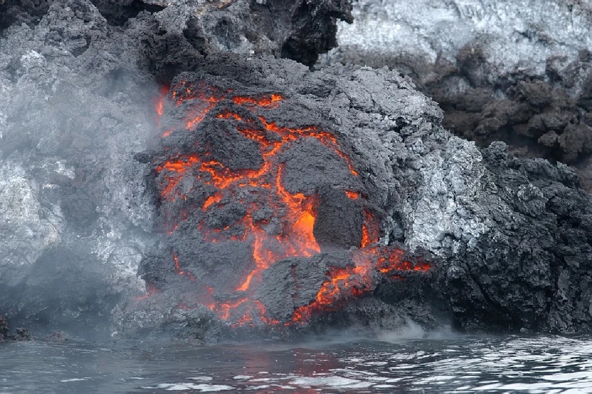 Volcanos, volcano eruptions, volcanic emissions, Drones, Manam,