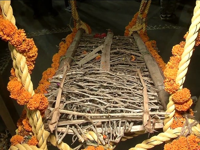 Bastar Dussehra: 75 दिन का ऐतिहासिक पर्व, कांटों के झूले पर झूलेंगी 'देवी', होंगी खास रस्में 1 Bastar Dussehra, Bastar Dussehra 2020, Dussehra 2020, Bastar Dussehra photos, Dussehra photos, what is Bastar Dussehra, Bastar Dussehra story, bastar news, chhattisgarhi culture, छत्तीसगढ़ समाचार, बस्तर समाचार, बस्तर दशहरा, बस्तर दशहरा 2002, बस्तर दशहरा फोटो, बस्तर राज परिवार, क्या है बस्तर दशहरा
