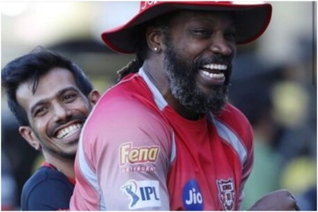 चहल ने क्रिस गेल के साथ अपने ऑफिशियल टि्वटर हैंडल से दो तस्वीरें शेयर की हैं.