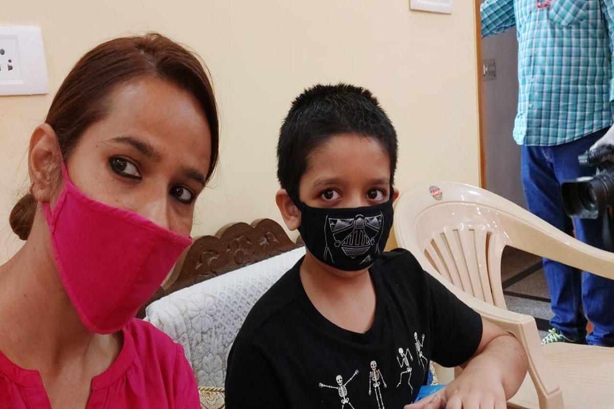 परिजन के साथ अधिराज.