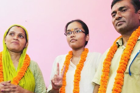 720 में 720 अंक हासिल करके भी उम्र कम होने की वजह से आकांक्षा (मां-पिता के बीच में) को मिला दूसरा स्थान.