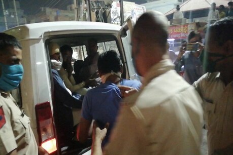 शराबियों को पकड़ कर ले जाती पुलिस