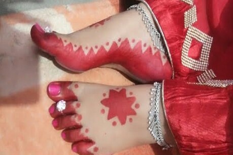 कहा जाता है कि भगवान कृष्ण अपनी प्रेमिका राधा के पैरों में आलता लगाते थे.
