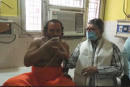 अयोध्या विधायक ने जूस पिलाकर संत परमहंस दास का अनशन तुड़वाया