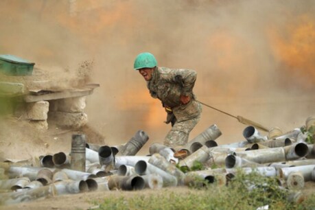 आर्मेनिया और अजरबैजान में जंग (Armenia and Azerbaijan conflict) तेज हो चुकी है- Photo via AP
