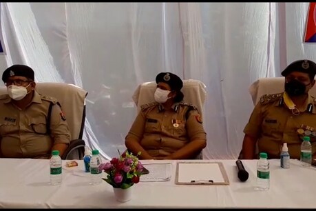 पुलिस ने गोष्ठी लगाकर सैकड़ों महिलाओं को अभियान के बारे में बताया