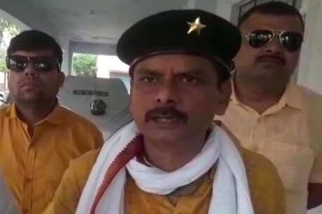 बलिया जाने की कोशिश में राजपूत करणी सेना के प्रदेश अध्यक्ष प्रदीप सिंह आजमगढ़ में हिरासत में लिए गए.