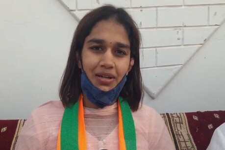 बबीता फोगाट बरोदा उपचुनाव में बीजेपी प्रत्याशी योगेश्वर दत्त के लिए प्रचार करने पहुंची थीं.