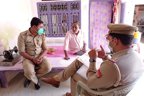 बहराइच में आरोपी मसूद अहमद के घर में परिजनों से पूछताछ करती पुलिस.