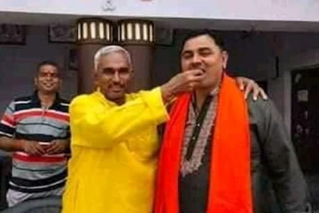 बीजेपी विधायक सुरेंद्र सिंह द्वारा धीरेंद्र सिंह को मिठाई खिलाती तस्वीर सामने आई है. 