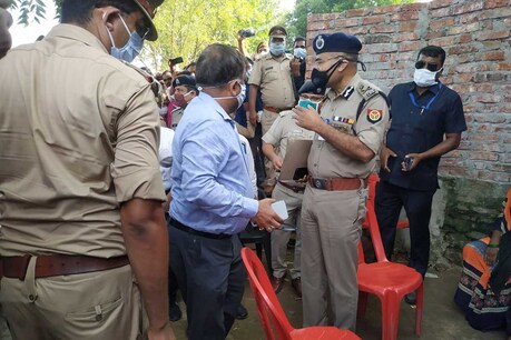 अपर मुख्य सचिव अवनीश अवस्थी और एडीजी लॉ एंड आर्डर प्रशांत कुमार ने पीड़िता के परिजनों से की थी मुलाक़ात
