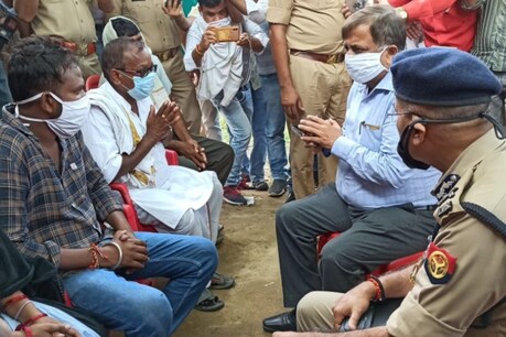 बलरामपुर गैंगरेप केस में पीड़िता के परिजनों से मुलाकात करने पहुंचे अपर मुख्य सचिव गृह अवनीश अवस्थी.