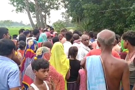 गोपालपुर में विधवा महिला की लाश मिलने के बाद मौके पर भीड़ जुट आई.