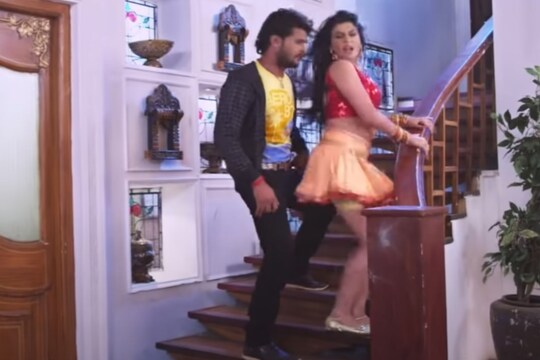 खेसारी लाल यादव और अक्षरा सिंह का भोजपुरी गाना (Photo Grab- @Bhojpuri Cinema King/Youtube Video)