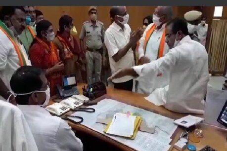 कलेक्टर के सामने लगी टेबल पर बैठे पूर्व बीजेपी विधायक.