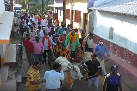 बैलगाड़ी से घूम-घूम कर कृषि कानूनों का प्रचार करते सांसद विद्युत वरण महतो