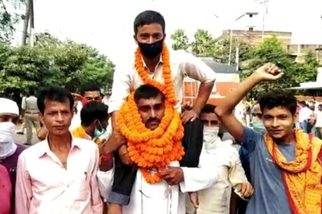 घोसी सीट से प्रत्याशी जयंत कुमार अपने समर्थक को कंधे पर उठाकर नामांकन करने पहुंचे थे.