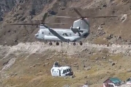 MI17 के मलबे को ले जाता हुआ चीनूक विमान (ANI)
